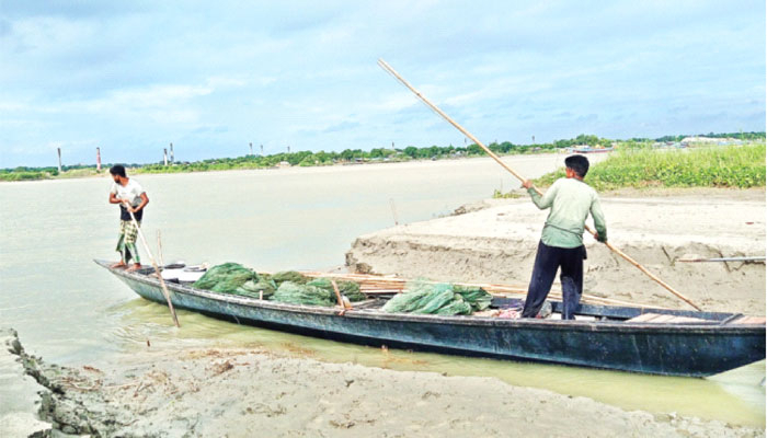 নিষিদ্ধ জালে চলছে মাছ শিকারের উৎসব