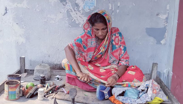 সংসার চালাতে মুচির কাজে আরতি রানী