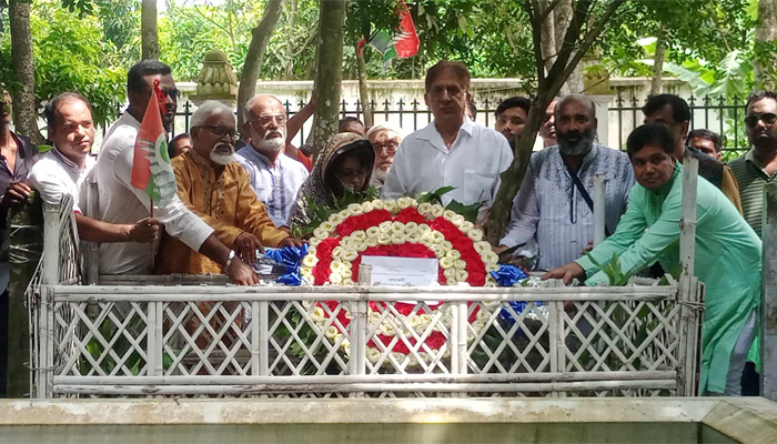 নাজমুল হুদার কবরে তৃণমূল বিএনপির শ্রদ্ধা