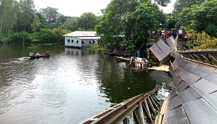 টাঙ্গাইলে বেইলি ব্রিজ ভেঙে ট্রাক পানিতে