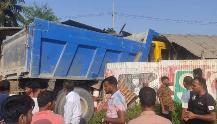 বাসের ধাক্কায় ডাম্প ট্রাক ঢুকল এতিমখানায়, আহত ১৩