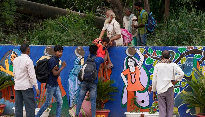দিল্লি সাজাতে চলছে দরিদ্র উচ্ছেদ