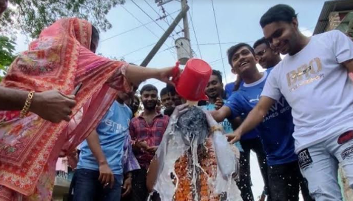 প্রেমে বিচ্ছেদের পর দুধে গোসল
