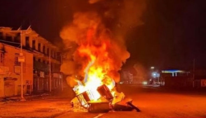 হানিফ ফ্লাইওভারে মাইক্রোবাসে আগুন