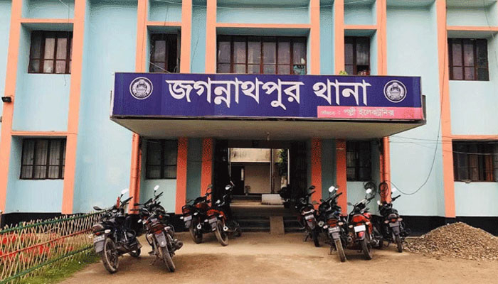 বাস থেকে ১৭ বস্তা ফুচকা-কোল্ড ড্রিঙ্কস জব্দ