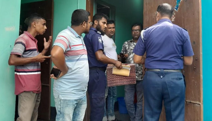 ঘরের জানালায় ঝুলছিল ফার্মাসিস্টের মরদেহ