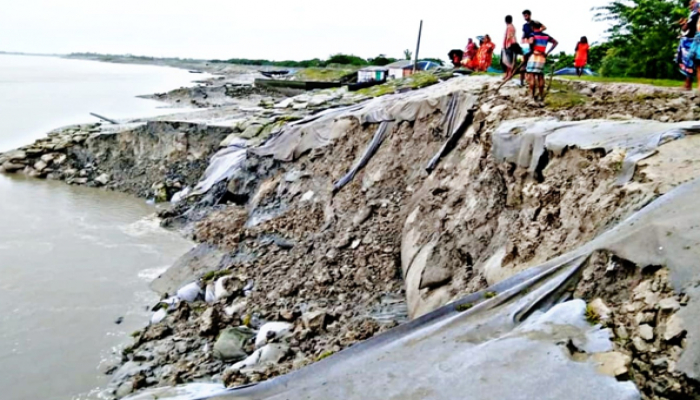 কয়রায় ২০০ মিটার বাধে ধস, আতঙ্কে এলাকাবাসী