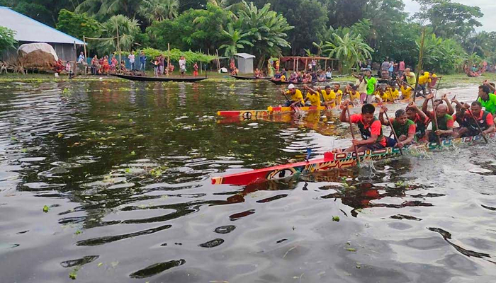 চিত্রা নদীতে ঐতিহ্যবাহী নৌকা বাইচ