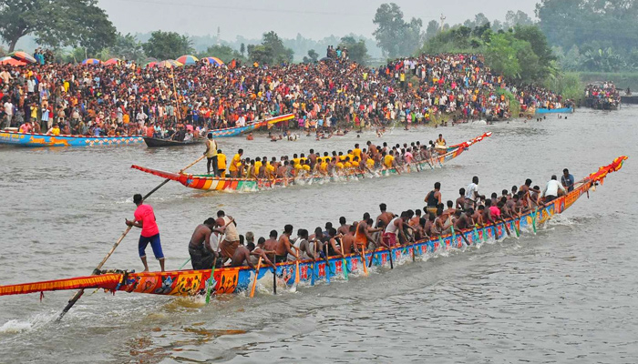নৌকাবাইচ দেখতে ইছামতীর পাড়ে মানুষের ঢল