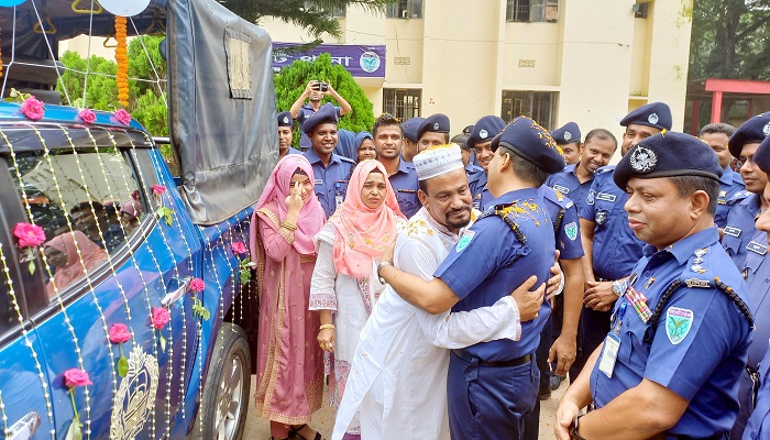 সুসজ্জিত গাড়িতে পুলিশ কনস্টেবলের ‘রাজকীয়’ বিদায়