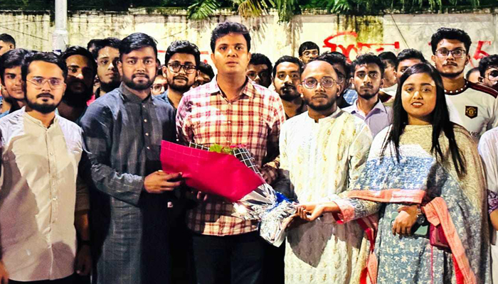 সাদ্দামকে ফুল দিতে এসে ঢাবি ছাত্রলীগ নেতাদের হেনস্তার শিকার