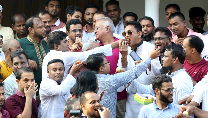 আরিফুল হকের বাসায় মিষ্টি বিতরণ, ছাত্রদলের আনন্দ মিছিল