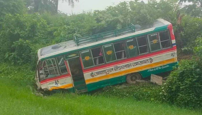 শ্রীপুরে গার্মেন্টসকর্মী নিয়ে বাস খাদে, নিহত ১