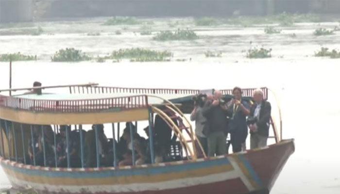 বৃষ্টির মধ্যেই তুরাগে নৌকা ভ্রমণে ফ্রান্সের প্রেসিডেন্ট