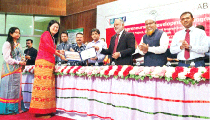 এবি ব্যাংকের উদ্যোগে প্রশিক্ষণপ্রাপ্ত ক্ষুদ্র উদ্যোক্তাদের মাঝে ঋণ বিতরণ এবি ব্যাংকের উদ্যোগে প্রশিক্ষণপ্রাপ্ত ক্ষুদ্র উদ্যোক্তাদের মাঝে ঋণ বিতরণ