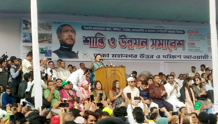 নেতাদের উজ্জ্বীবিত করতে শান্তি সমাবেশে গান গাইলেন মমতাজ নেতাদের উজ্জ্বীবিত করতে শান্তি সমাবেশে গান গাইলেন মমতাজ