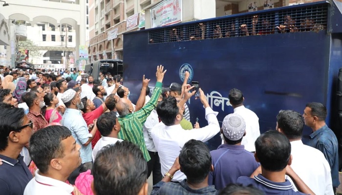 ১৫ ঘণ্টায় আড়াই শতাধিক নেতাকর্মী আটকের অভিযোগ বিএনপির ১৫ ঘণ্টায় আড়াই শতাধিক নেতাকর্মী আটকের অভিযোগ বিএনপির