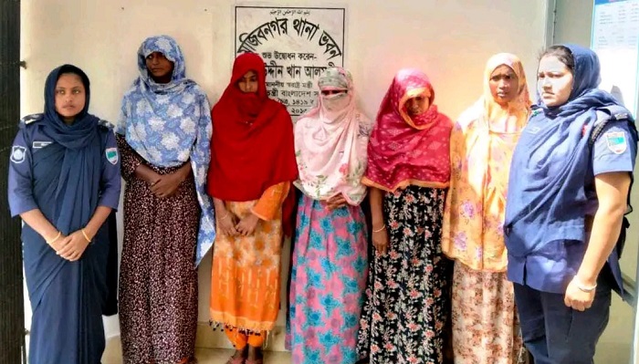‘গোপন বৈঠক থেকে’ জামায়াতের ৫ নারী কর্মী আটক ‘গোপন বৈঠক থেকে’ জামায়াতের ৫ নারী কর্মী আটক