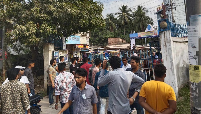রাবির প্রবেশ দ্বারে ছাত্রলীগের পদবঞ্চিত নেতাদের তালা রাবির প্রবেশ দ্বারে ছাত্রলীগের পদবঞ্চিত নেতাদের তালা