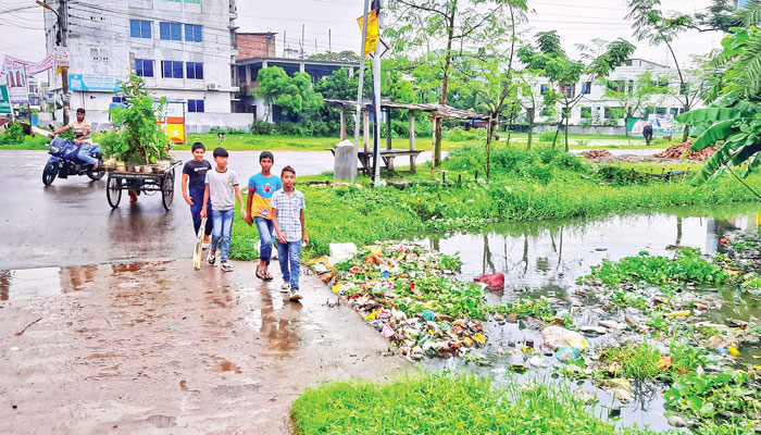 অর্থ বরাদ্দের ২ বছরেও রেলিং হয়নি নালায় অর্থ বরাদ্দের ২ বছরেও রেলিং হয়নি নালায়