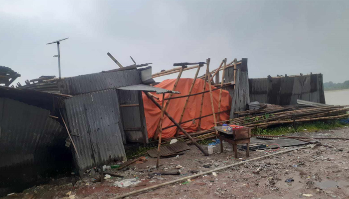 গোপালগঞ্জে টর্নেডোর তাণ্ডব গোপালগঞ্জে টর্নেডোর তাণ্ডব