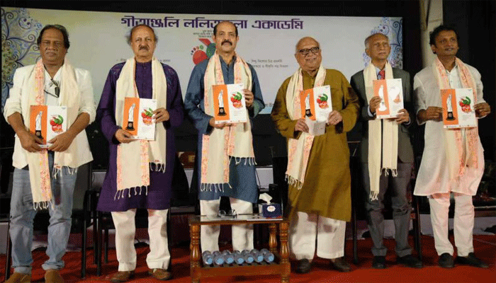 ‘গান-কবিতায় তুলে ধরেন কেউ যেন ড্রেনে ময়লা না ফেলে’ ‘গান-কবিতায় তুলে ধরেন কেউ যেন ড্রেনে ময়লা না ফেলে’
