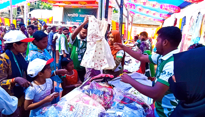 ফ্রি হাটে ব্যাগ ভর্তি পূজার সদাই ফ্রি হাটে ব্যাগ ভর্তি পূজার সদাই