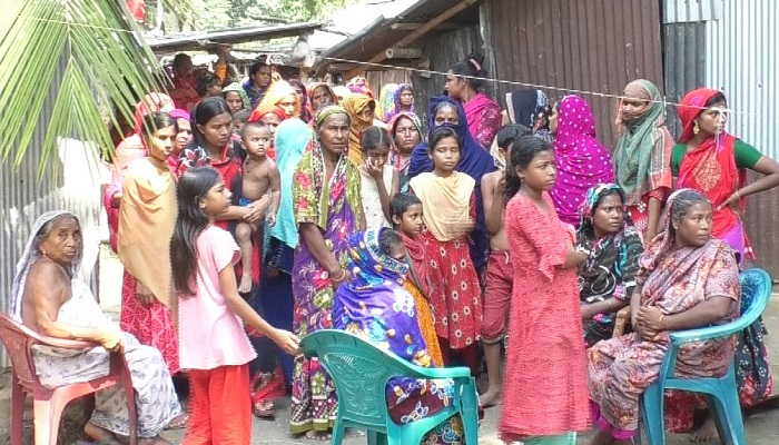 অপমানে মায়ের আত্মহত্যা, ছেলে পলাতক অপমানে মায়ের আত্মহত্যা, ছেলে পলাতক