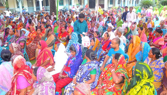 ৭০০ সনাতন ধর্মাবলম্বীদের শাড়ি-লুঙ্গি উপহার দিলেন চেয়ারম্যান ৭০০ সনাতন ধর্মাবলম্বীদের শাড়ি-লুঙ্গি উপহার দিলেন চেয়ারম্যান