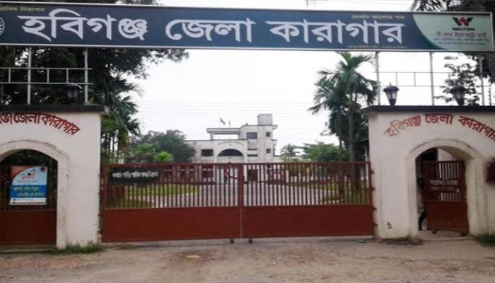 কারাগারে বন্দিদের সঙ্গে দর্শনার্থীর সেলফি, ফেসবুকে ভাইরাল