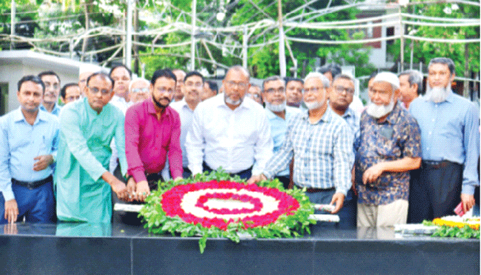 জাতির পিতার প্রতিকৃতিতে তিতাসের ব্যবস্থাপনা পরিচালকের শ্রদ্ধা নিবেদন