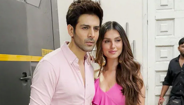 প্রেম করতে গিয়ে ধরা পড়লেন কার্তিক-সুতারিয়া!