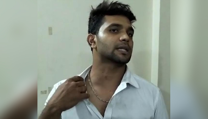 ভৈরব রেলস্টেশন বুকিং ক্লার্ককে পেটালেন স্বেচ্ছাসেবক লীগ নেতা