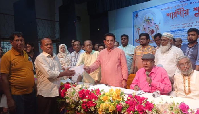ফরিদপুরে পূজারিদের সঙ্গে শুভেচ্ছা বিনিময় এ. কে. আজাদের