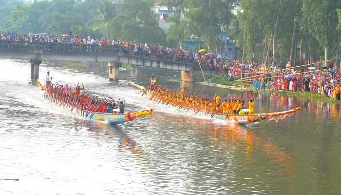 করতোয়ার নাব্য রক্ষায় পুলিশের নৌকাবাইচ