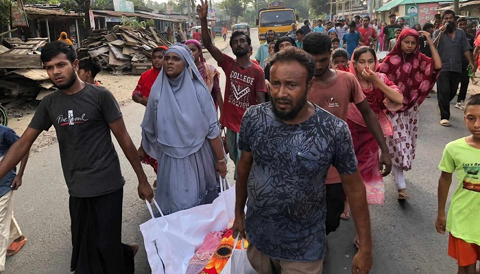 লাশ নিয়ে সড়ক অবরোধ করে স্বজনের বিক্ষোভ