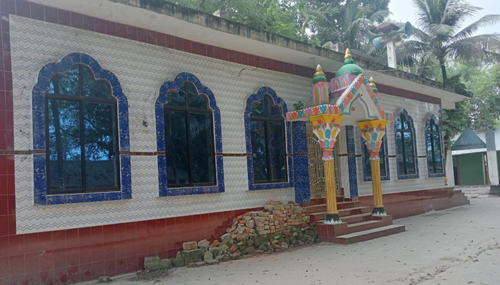 নামাজে ইউএনওকে কাতার সোজা করতে বলায় চাকরি হারালেন ইমাম