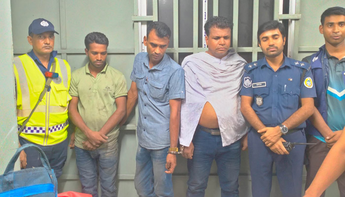 ডিবির পোশাকসহ তিনজন গ্রেপ্তার