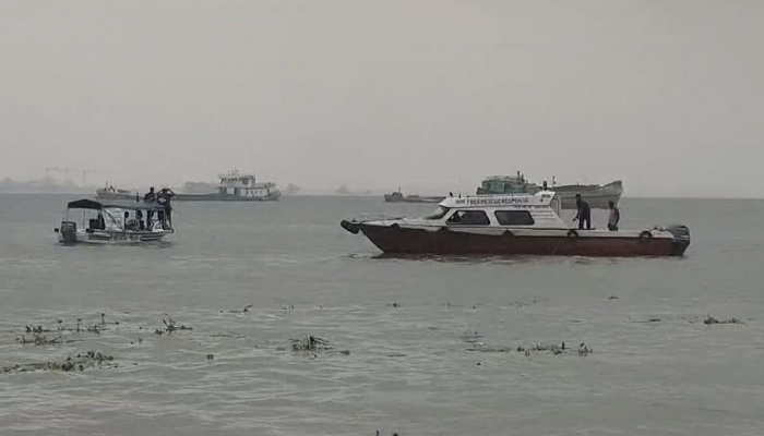 মেঘনায় ট্রলারডুবি: মিলল মায়ের লাশ, শিশুসহ নিখোঁজ ৫