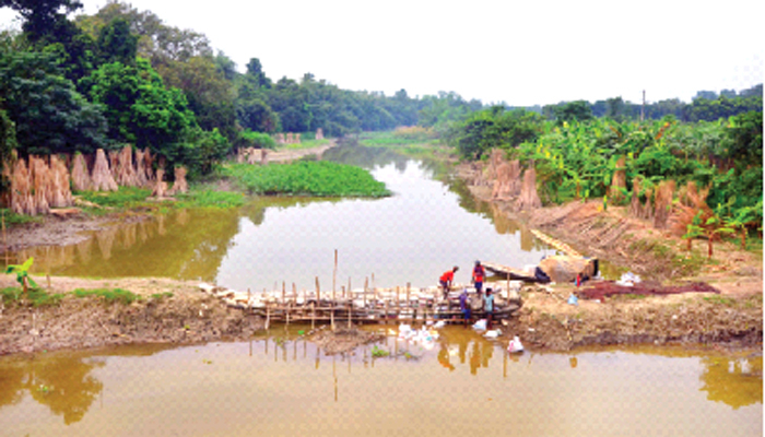 নদীতে বাঁধ দিয়ে পুকুর ইউপি চেয়ারম্যানের