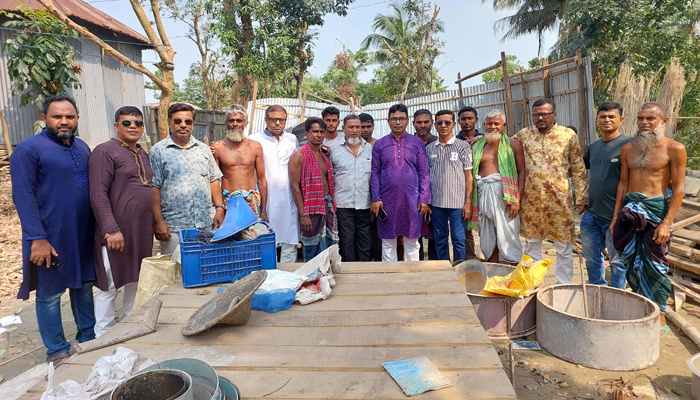 ঘূর্ণিঝড়ে ক্ষতিগ্রস্তদের পাশে লিয়াকত সিকদার