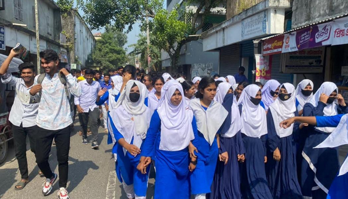 শিক্ষকের বিরুদ্ধে অভিযোগ করে শিক্ষার্থীদের বিক্ষোভ