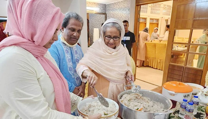 নিজ হাতে ইলিশ-পোলাও রান্না করলেন প্রধানমন্ত্রী
