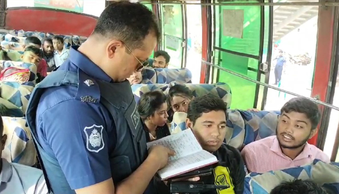 সাভারে মহাসড়কে চেকপোস্ট বসিয়ে র‌্যাব-পুলিশের তল্লাশি