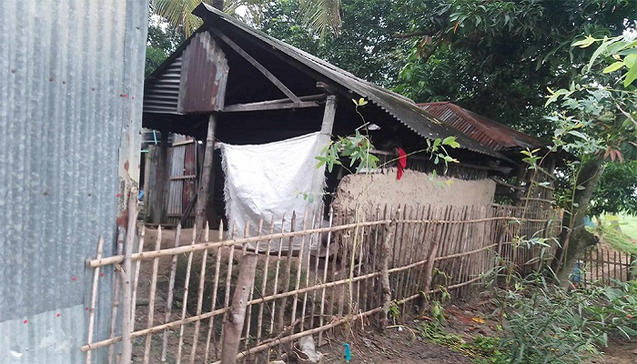 জমি কেনার অপরাধে অবরুদ্ধ ৩ পরিবার