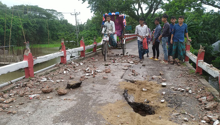 সেতু ভেঙে সড়ক যোগাযোগ বন্ধ