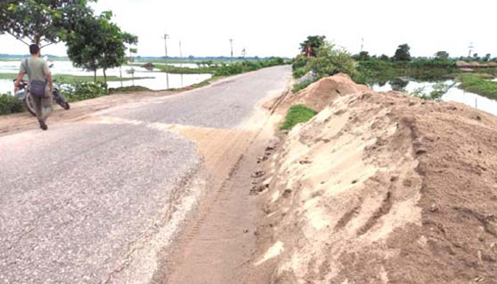 সড়কের পাশ দখল করে বালুর স্তূপ