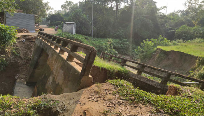 সেতু ভেঙে পড়ায় চলাচলে ভোগান্তি