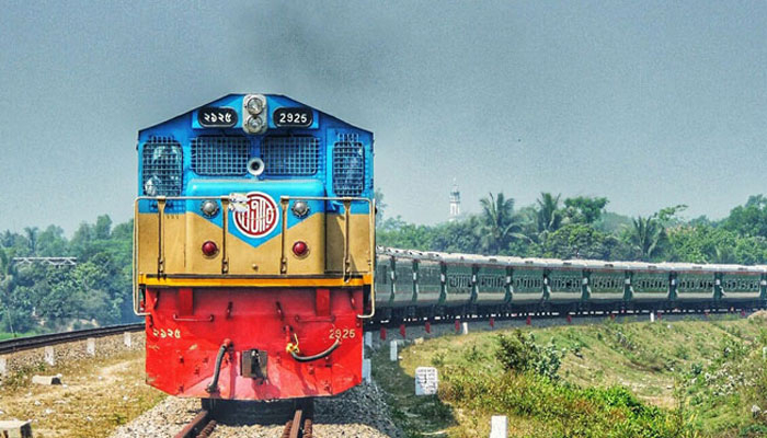 টুঙ্গিপাড়া এক্সপ্রেসের ধাক্কায় দুমড়েমুচড়ে গেল নছিমন