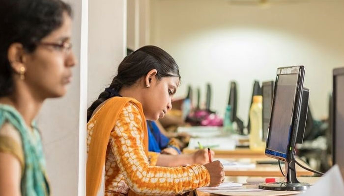 করোনায় পেশা পাল্টেছেন ১০.২ শতাংশ নারী